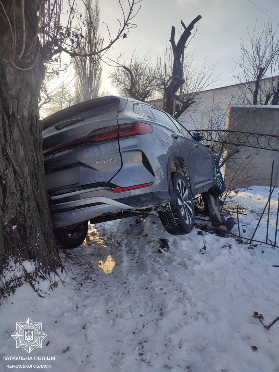 Протаранив паркан і дерево: у Черкасах водій BYD розтрощив авто