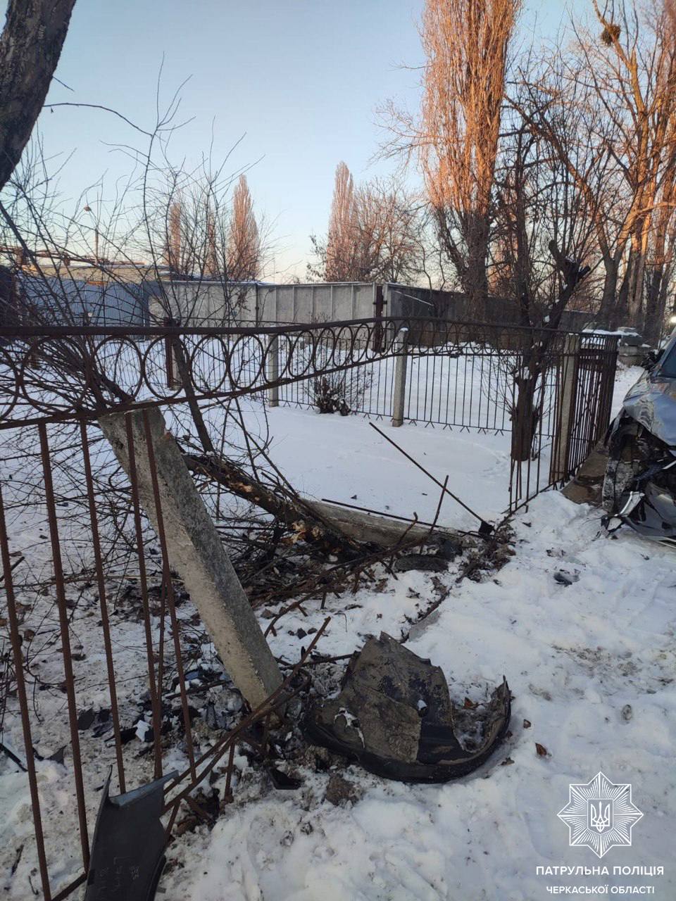 Протаранив паркан і дерево: у Черкасах водій BYD розтрощив авто - фото 2