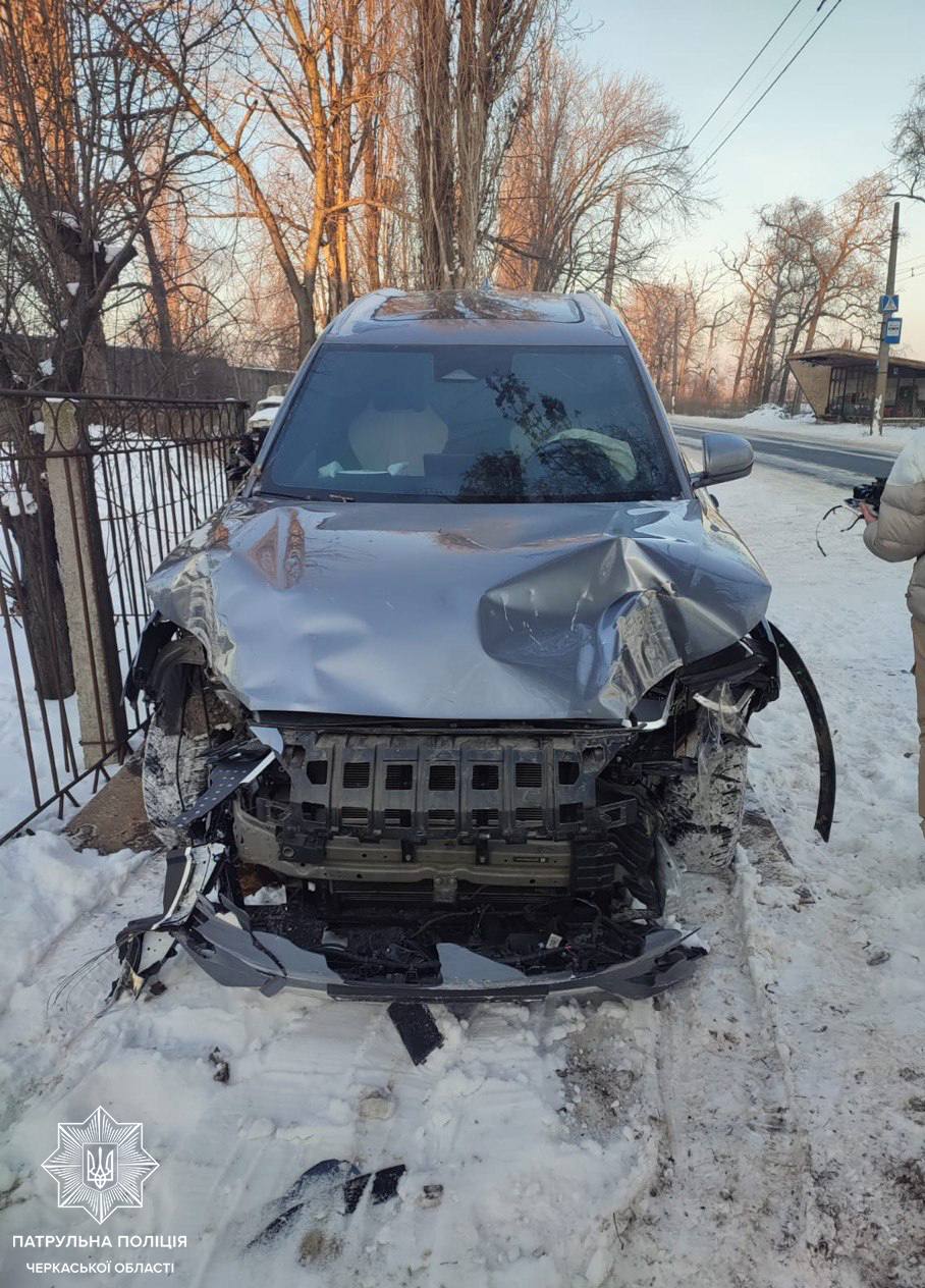 Протаранив паркан і дерево: у Черкасах водій BYD розтрощив авто - фото 3