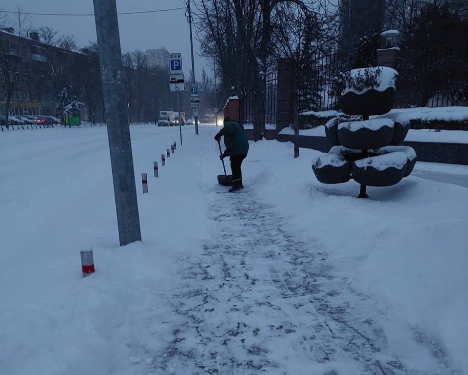 Сніг у столиці: 258 одиниць спецтехніки «Київавтодору» з ночі працюють на вулицях міста - фото 2