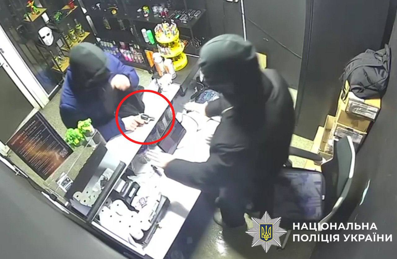 У Києві двоє чоловіків інсценували розбійний напад на крамницю з продажу тютюну й вкрали 90 тисяч гривень каси - фото 6