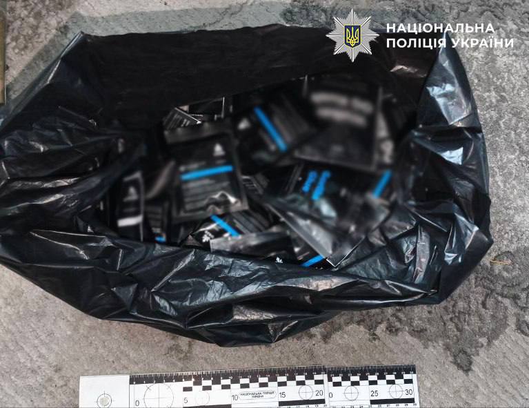 У Києві двоє чоловіків інсценували розбійний напад на крамницю з продажу тютюну й вкрали 90 тисяч гривень каси - фото 3