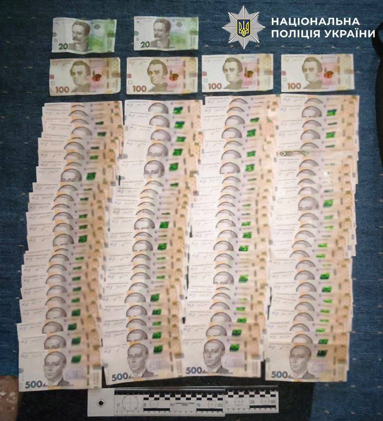 У Києві двоє чоловіків інсценували розбійний напад на крамницю з продажу тютюну й вкрали 90 тисяч гривень каси - фото 2