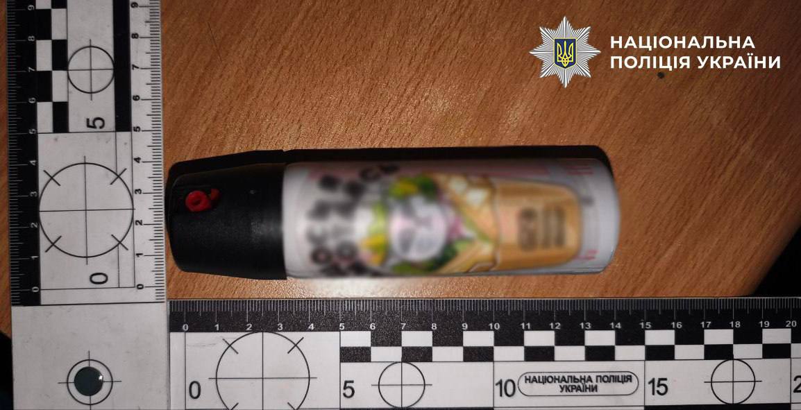 У Києві двоє чоловіків інсценували розбійний напад на крамницю з продажу тютюну й вкрали 90 тисяч гривень каси