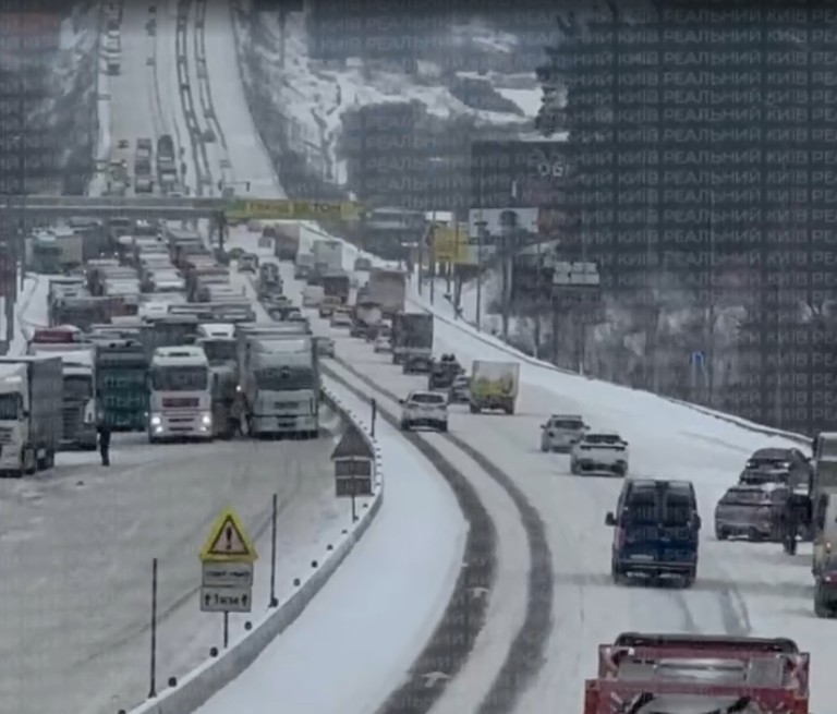 Кличко доручив посилити прибирання снігу й обробку магістралей Києва