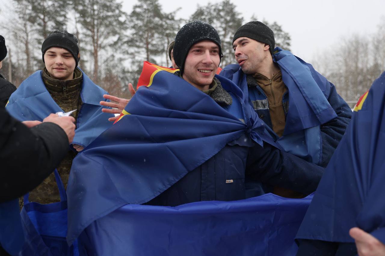 Україна повернула з полону 157 людей: 150 військових та 7 цивільних українців - фото 19