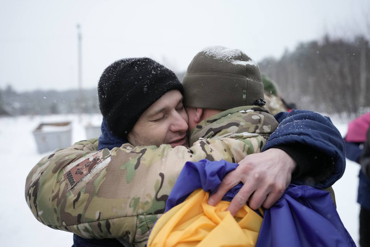 Україна повернула з полону 157 людей: 150 військових та 7 цивільних українців - фото 18