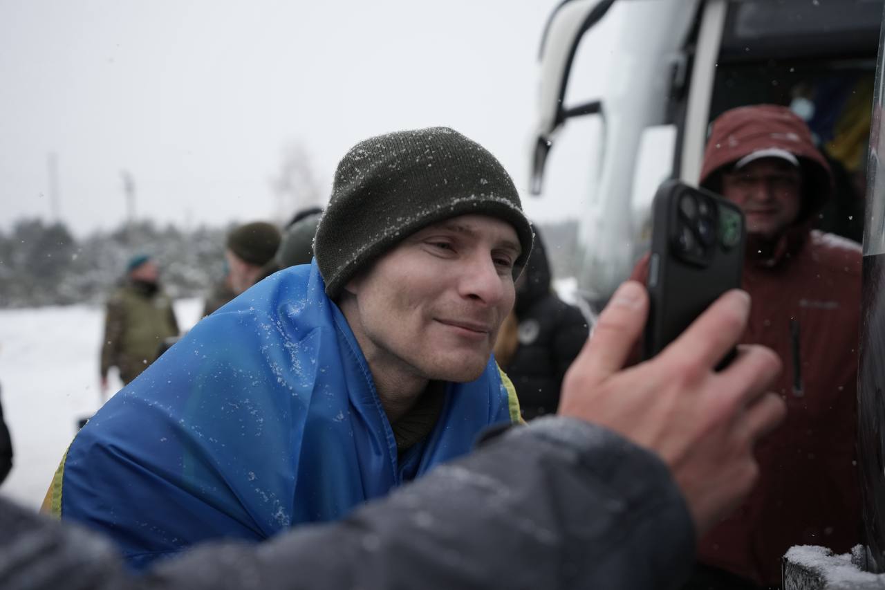 Україна повернула з полону 157 людей: 150 військових та 7 цивільних українців - фото 14