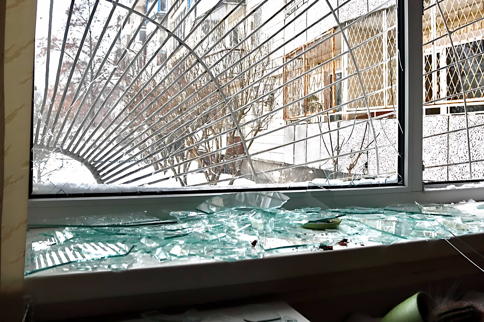 У Києві внаслідок російської атаки пошкоджено Національну бібліотеку України для дітей - фото 2