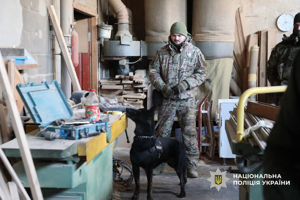 Торговців наркотиками з мільйонними оборудками викрили на Черкащині: у них вилучили арсенал зброї - фото 4