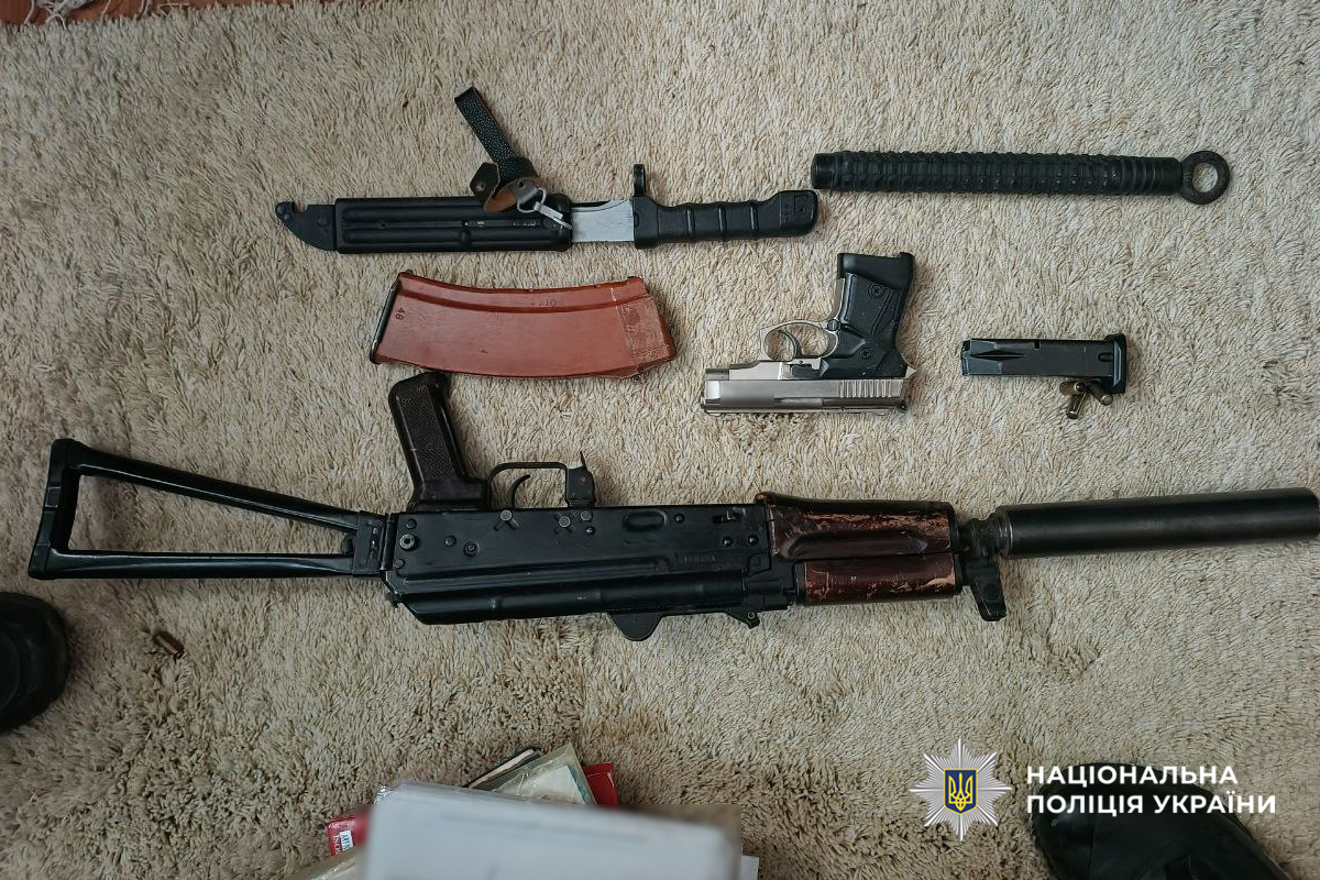 Торговців наркотиками з мільйонними оборудками викрили на Черкащині: у них вилучили арсенал зброї - фото 2
