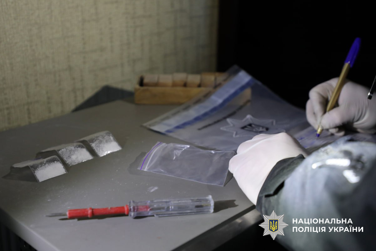 Торговців наркотиками з мільйонними оборудками викрили на Черкащині: у них вилучили арсенал зброї - фото 3