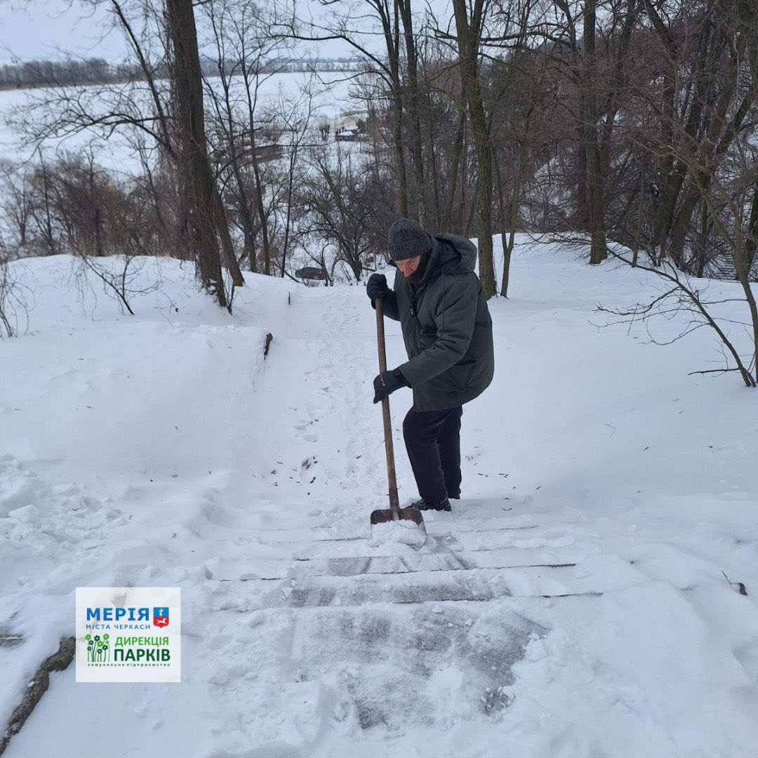 Черкаси залучили усю наявну техніку і комунальників, щоб прибрати сніг - фото 2