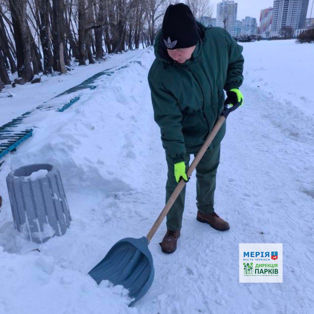Черкаси залучили усю наявну техніку і комунальників, щоб прибрати сніг - фото 3