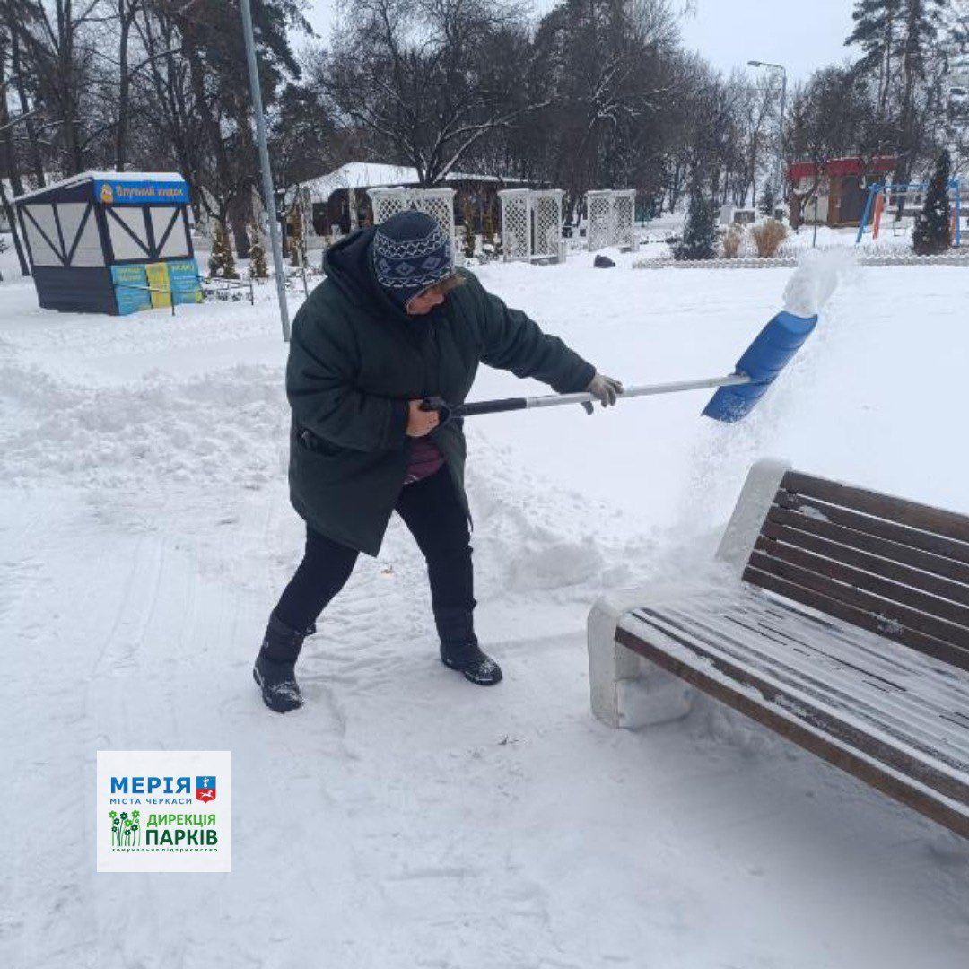 Черкаси залучили усю наявну техніку і комунальників, щоб прибрати сніг - фото 4
