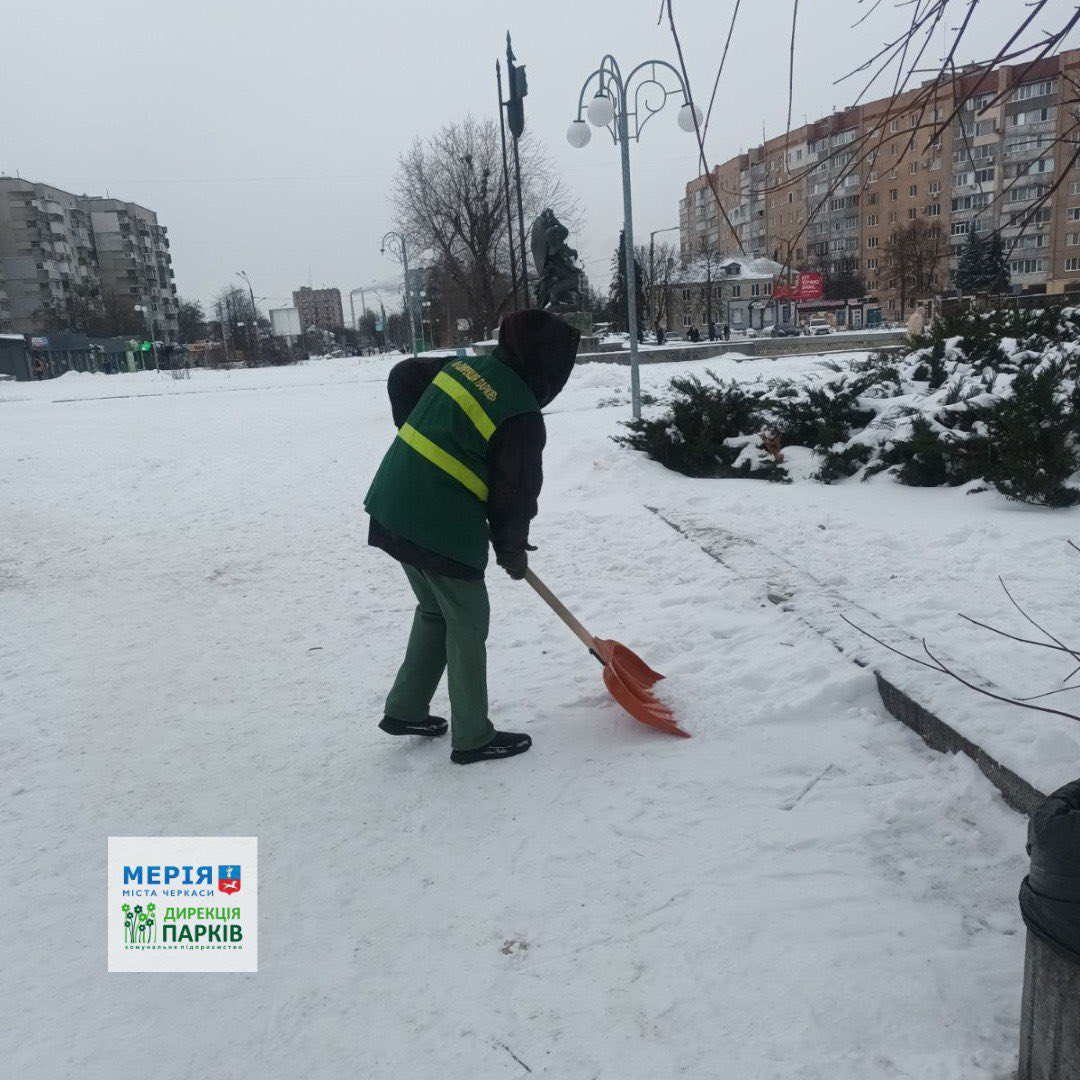 Черкаси залучили усю наявну техніку і комунальників, щоб прибрати сніг - фото 5