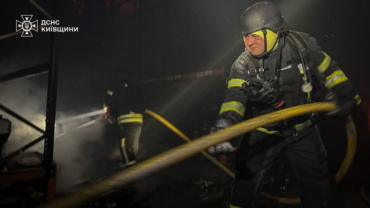 Склади «Рошен» горять на Київщині внаслідок обстрілу - фото 2