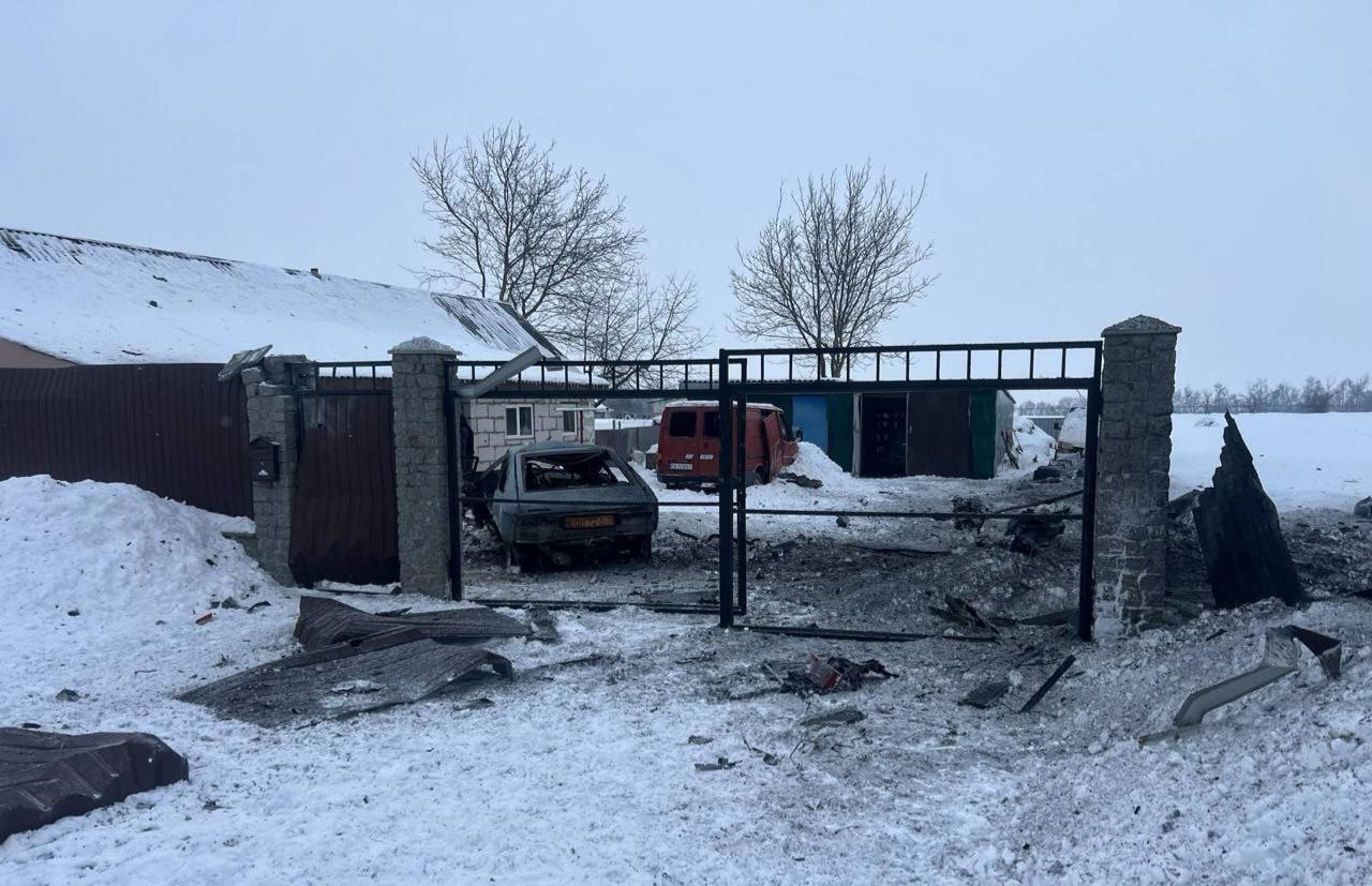 Уламки дрона пошкодили будинки і знищили автомобілі в Уманському районі - фото 2