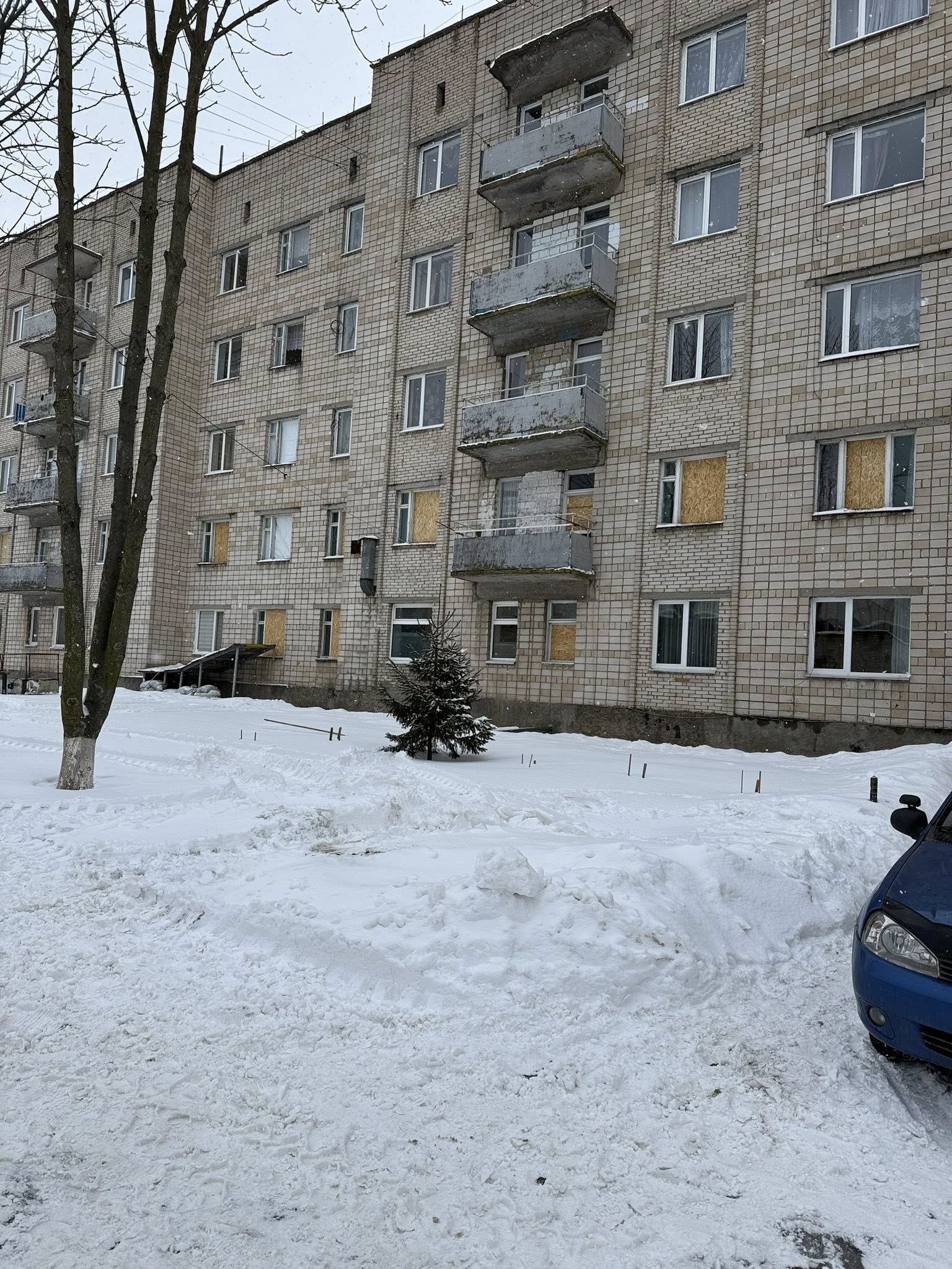 Понад сотня вибитих вікон: у Ладижині ліквідовують наслідки російської атаки