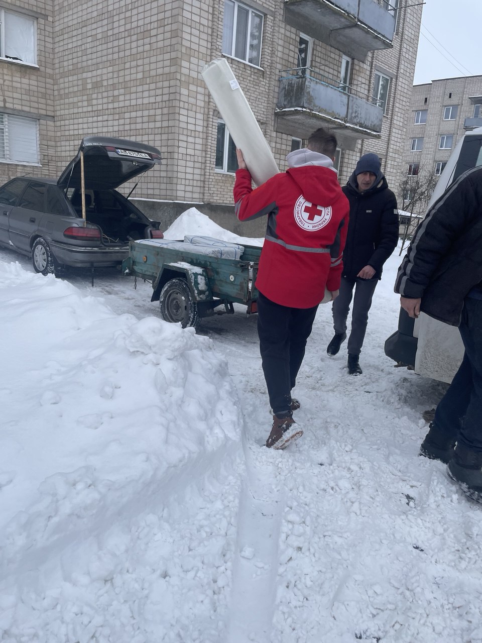 Понад сотня вибитих вікон: у Ладижині ліквідовують наслідки російської атаки - фото 4