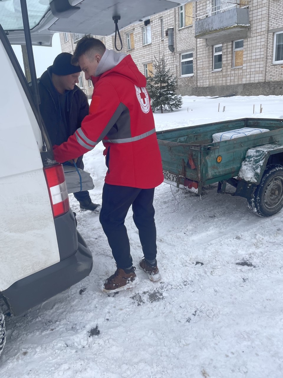 Понад сотня вибитих вікон: у Ладижині ліквідовують наслідки російської атаки - фото 5