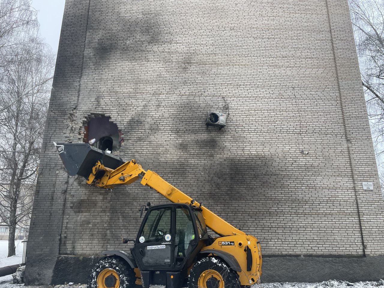 Понад сотня вибитих вікон: у Ладижині ліквідовують наслідки російської атаки