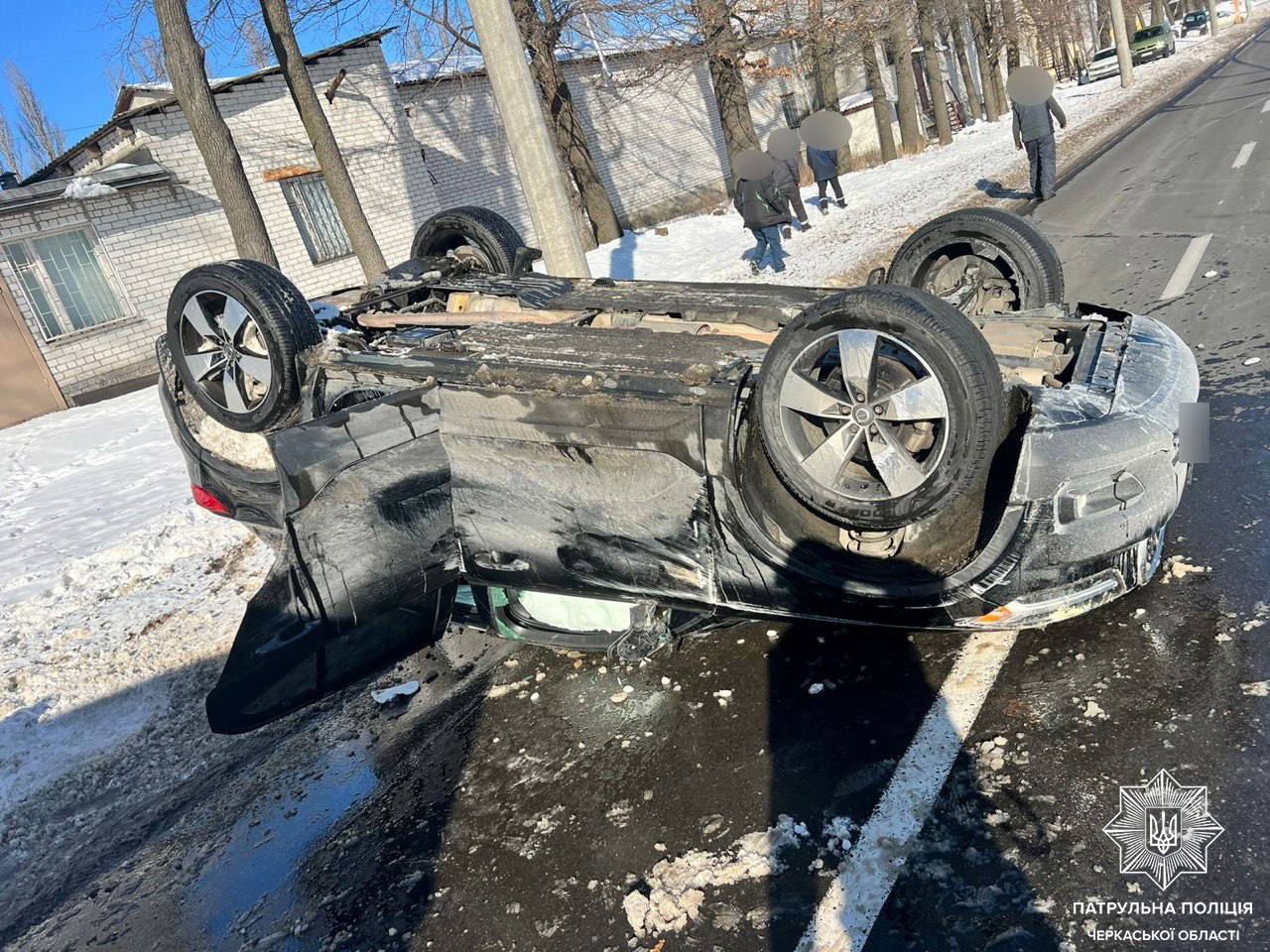 Автомобіль перекинувся на дах внаслідок ДТП у Черкасах - фото 3