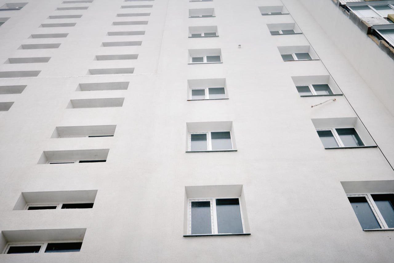 В Умані відновлюють будинок, в якому російська ракета вбила 23 людей