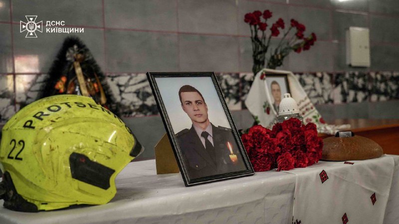 Рятувальники Київщини простилися з колегою — 30-річним Михайлом Проценком - фото 5
