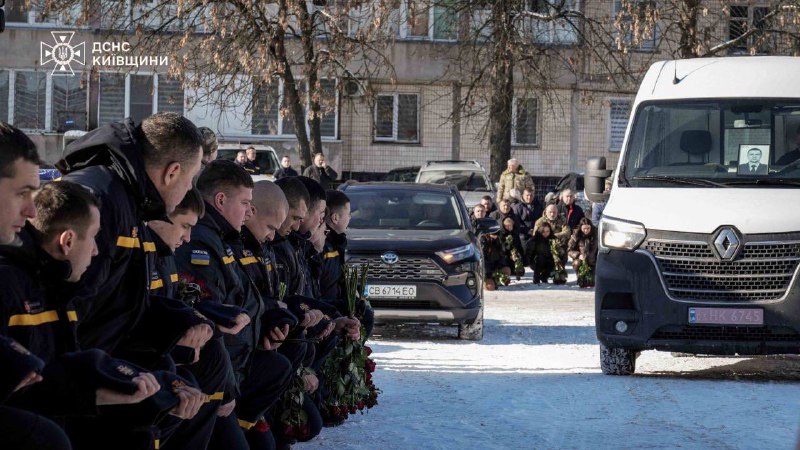 Рятувальники Київщини простилися з колегою — 30-річним Михайлом Проценком - фото 3