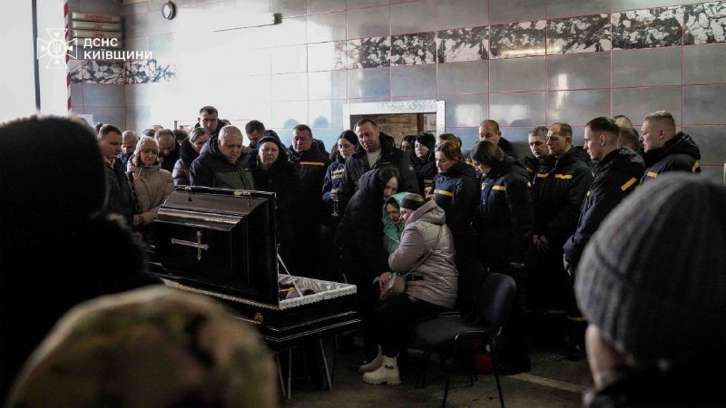 Рятувальники Київщини простилися з колегою — 30-річним Михайлом Проценком - фото 2