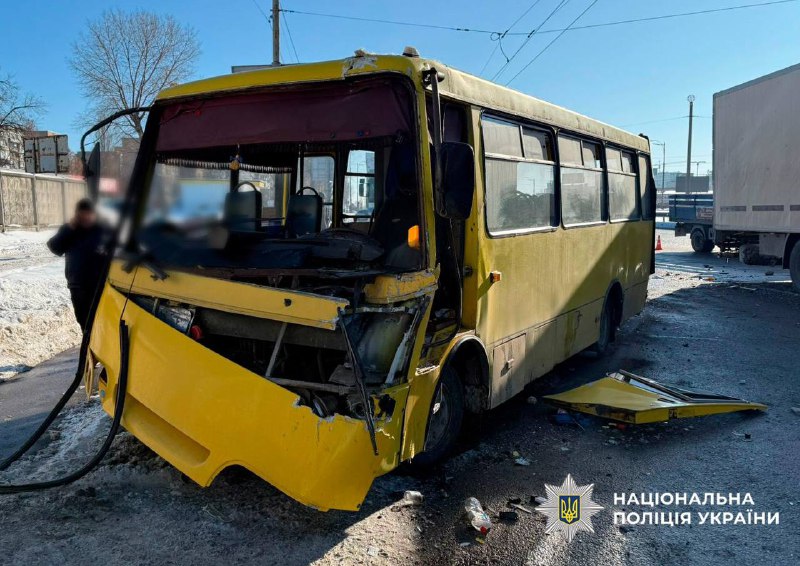 Автотроща на Кільцевій: зіштовхнулись вантажівка та маршрутка, є постраждалі - фото 5