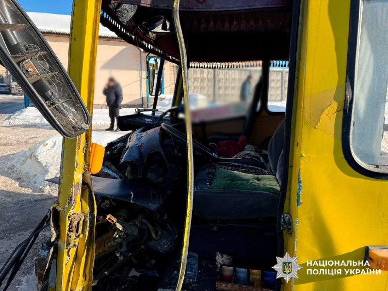 Автотроща на Кільцевій: зіштовхнулись вантажівка та маршрутка, є постраждалі - фото 4