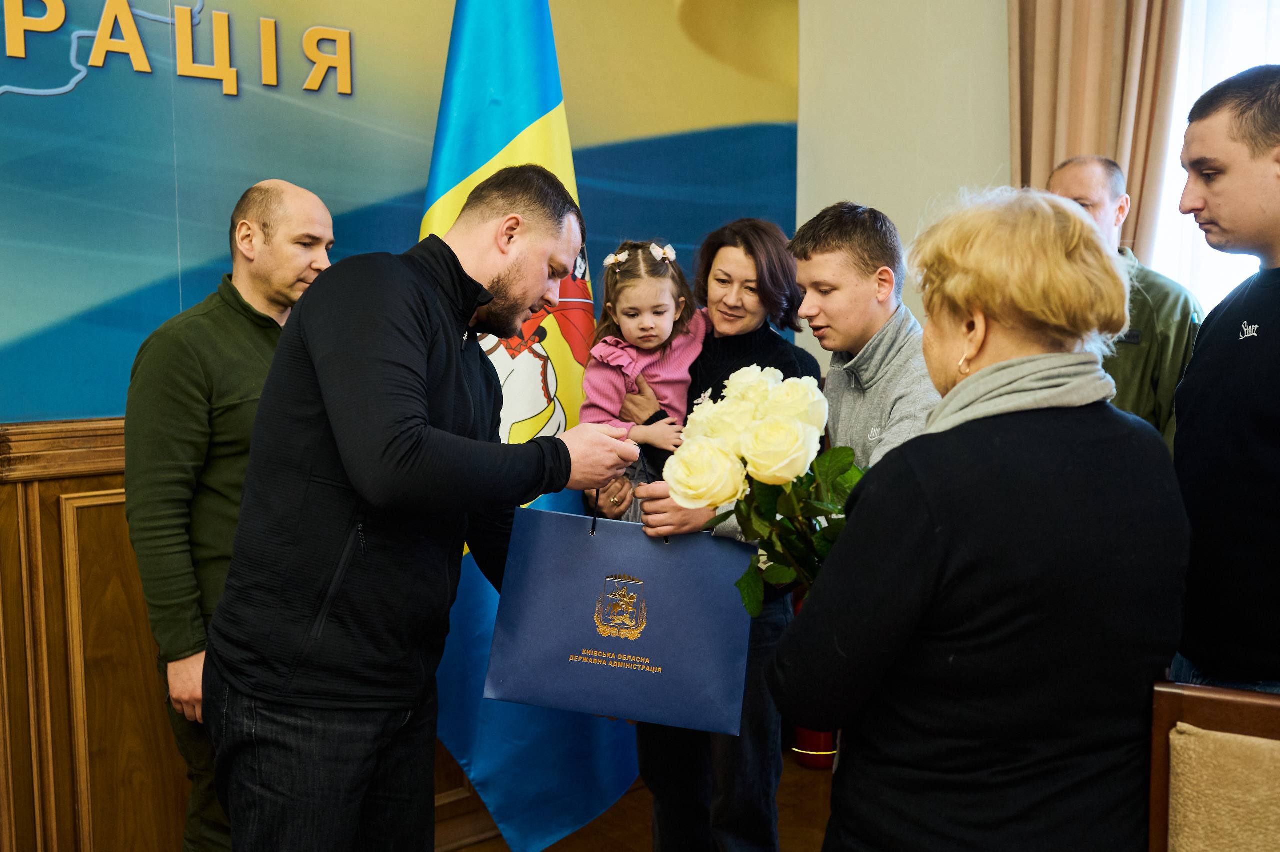 На Київщині родинам загиблих захисників неба вручили державні нагороди - фото 4