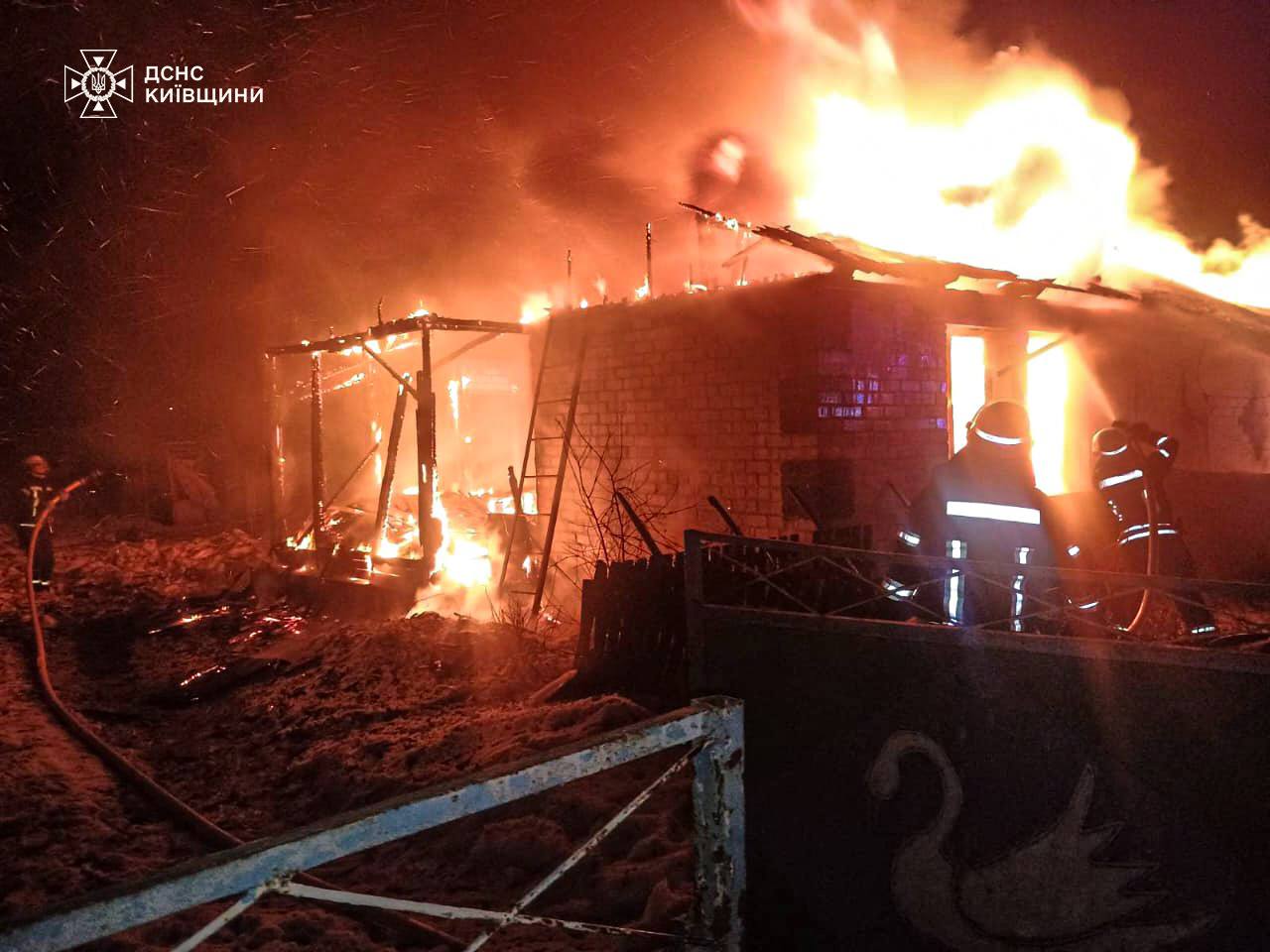 Загинула мати та двоє діток: на Київщині згорів будинок - фото 2