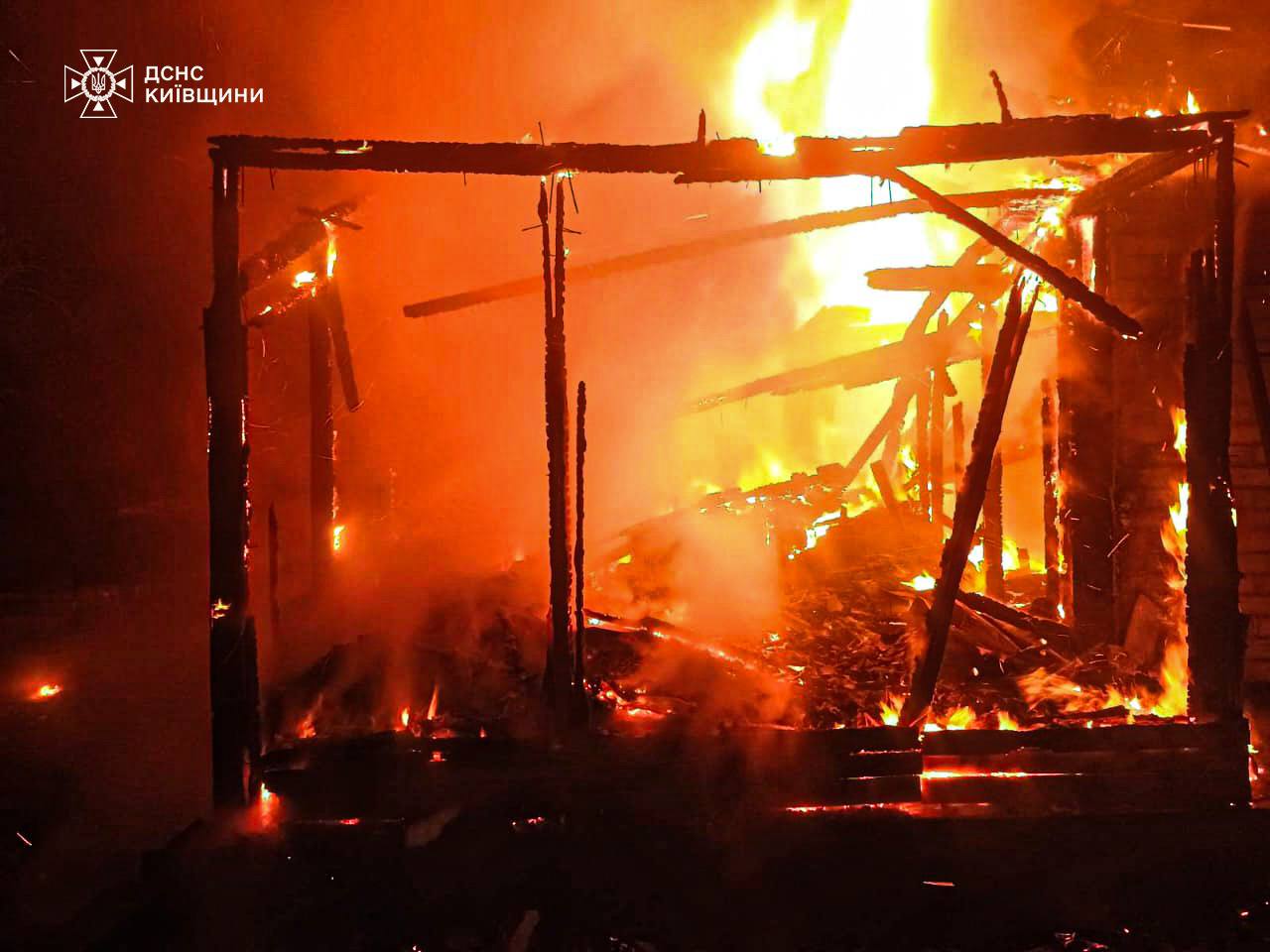 Загинула мати та двоє діток: на Київщині згорів будинок