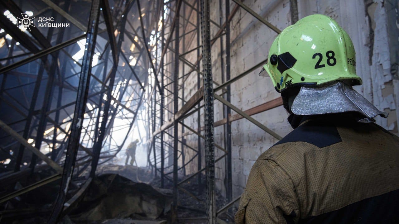 На Київщині п’яту добу ліквідовують наслідки ворожого обстрілу промислового підприємства
