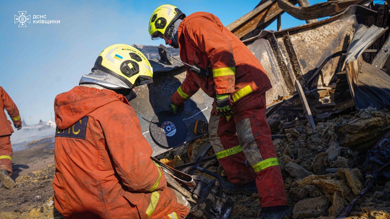 На Київщині п’яту добу ліквідовують наслідки ворожого обстрілу промислового підприємства - фото 7