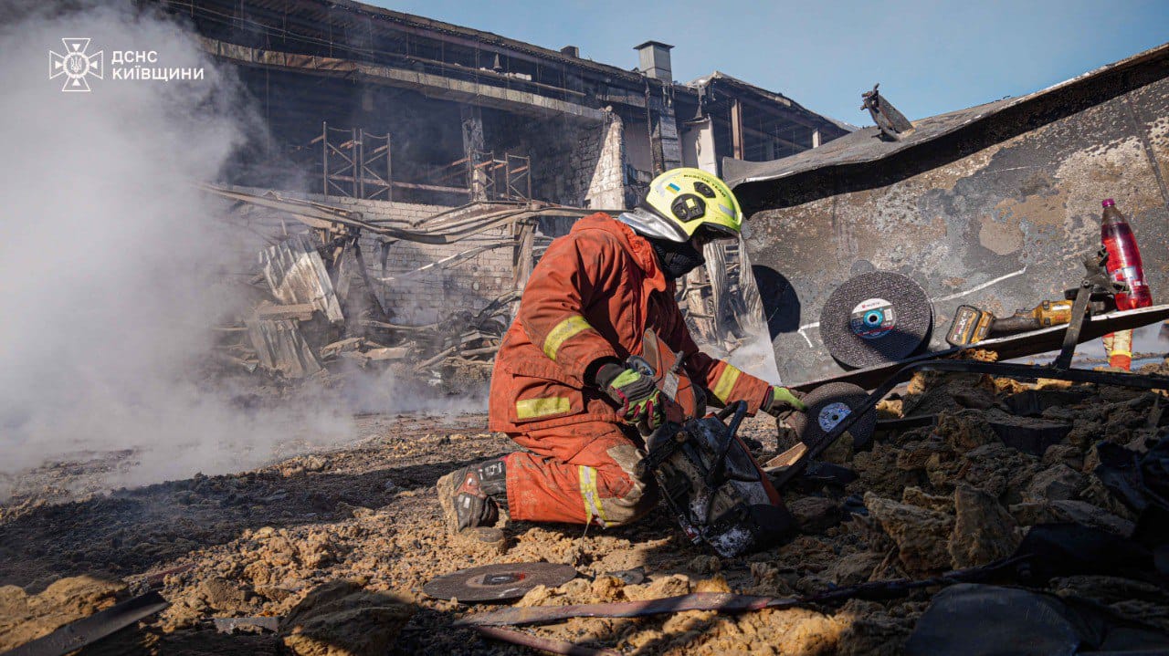 На Київщині п’яту добу ліквідовують наслідки ворожого обстрілу промислового підприємства - фото 3