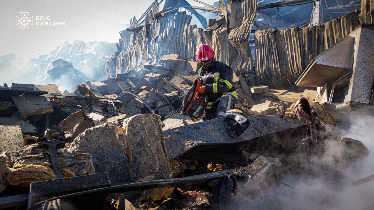 На Київщині п’яту добу ліквідовують наслідки ворожого обстрілу промислового підприємства - фото 2