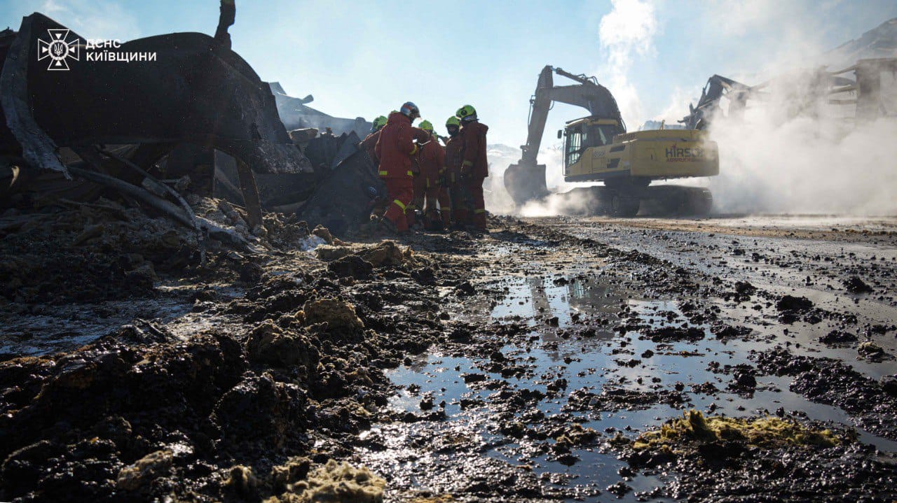 На Київщині п’яту добу ліквідовують наслідки ворожого обстрілу промислового підприємства - фото 4