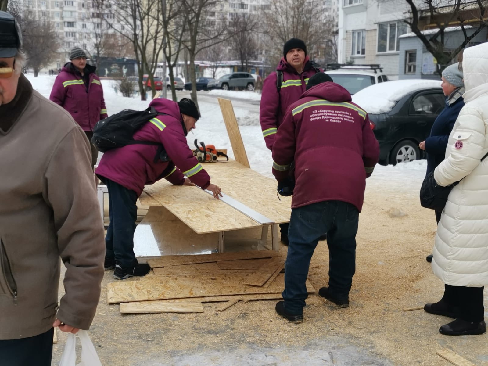 В Дарницькому районі розгорнули Штаб допомоги після російського обстрілу - фото 4