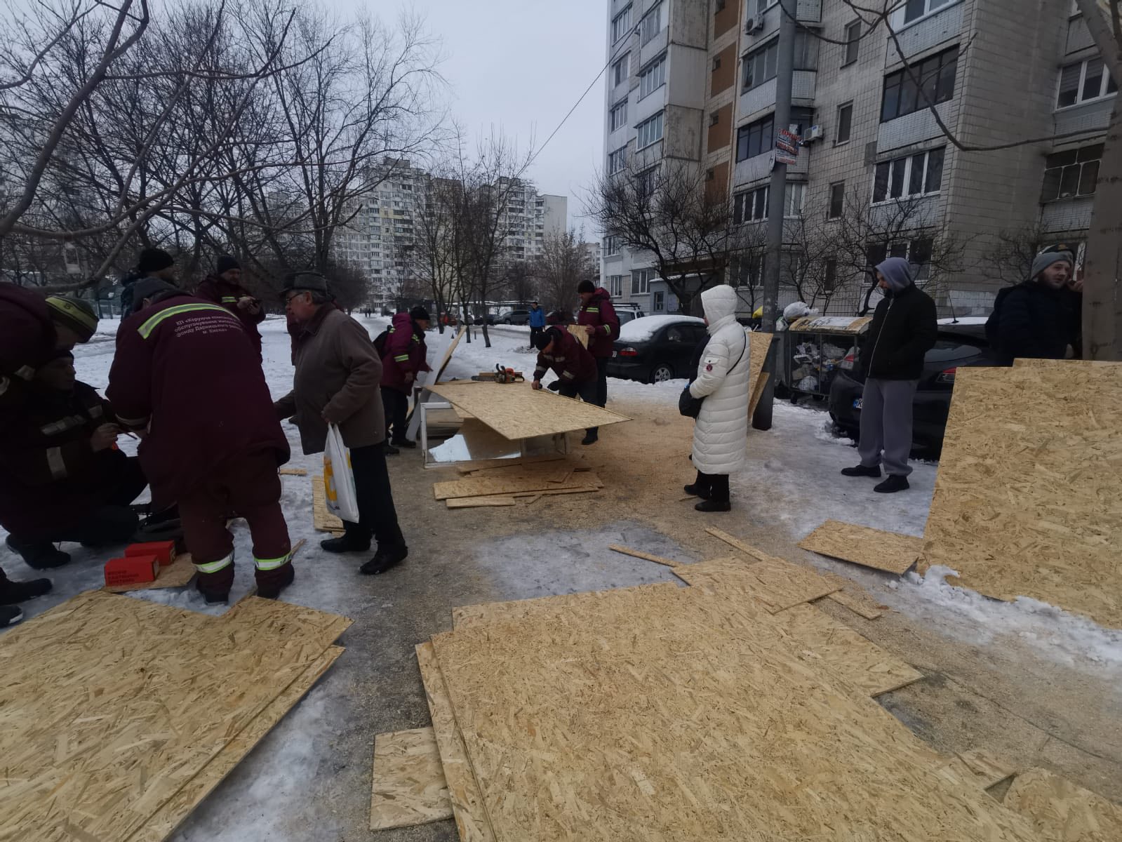 В Дарницькому районі розгорнули Штаб допомоги після російського обстрілу - фото 3