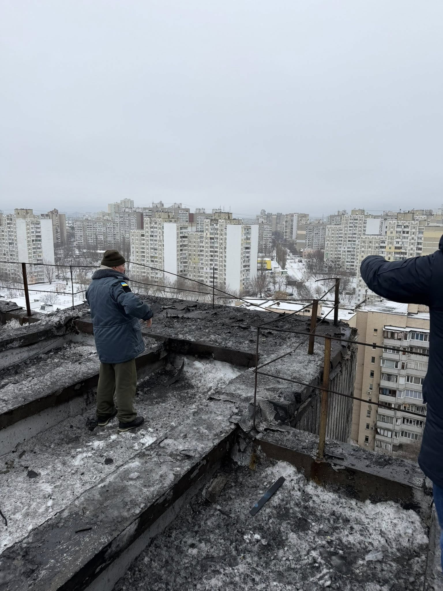 В Дарницькому районі розгорнули Штаб допомоги після російського обстрілу - фото 2