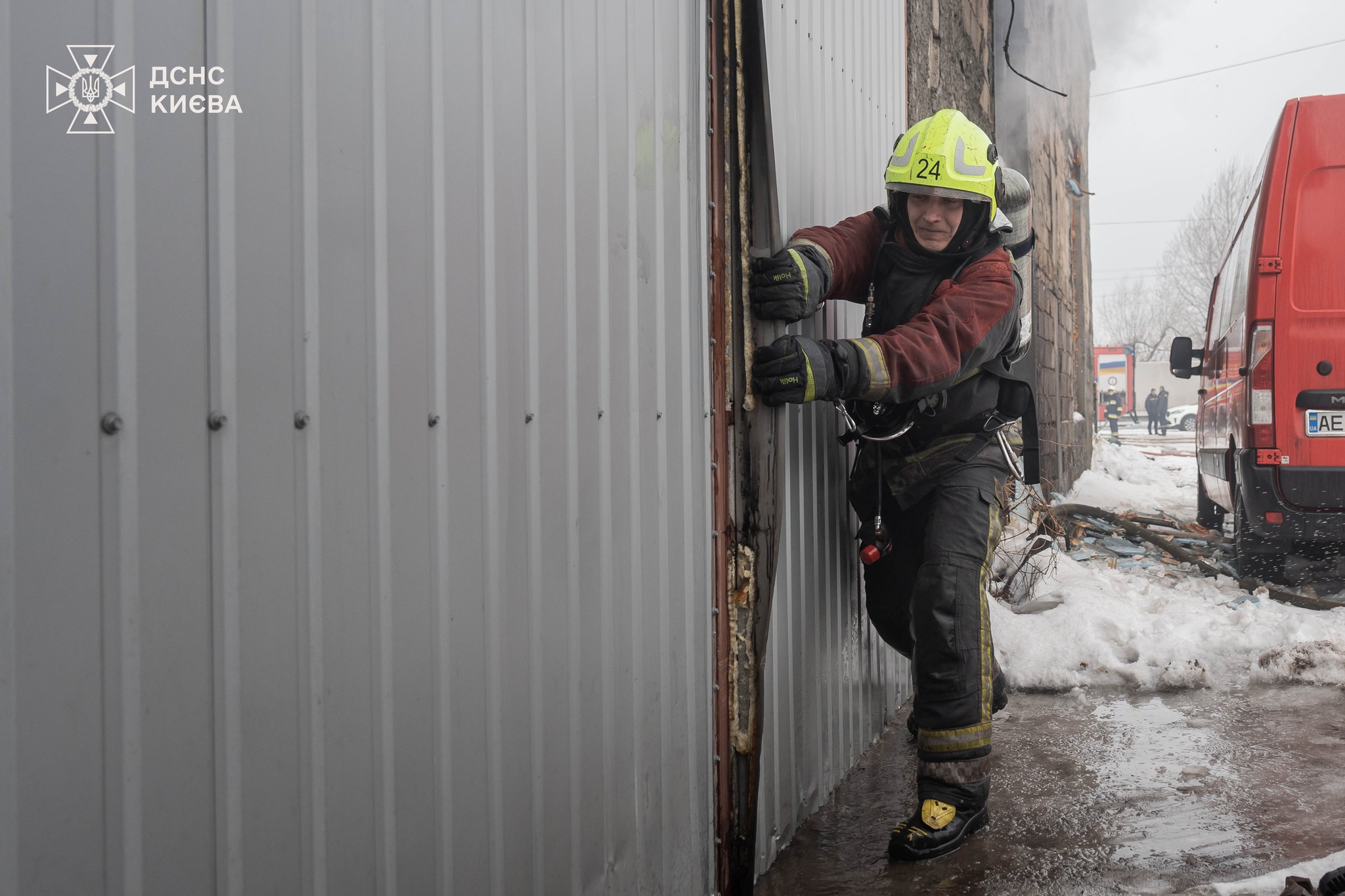 У столиці горіла СТО разом з машинами - фото 4
