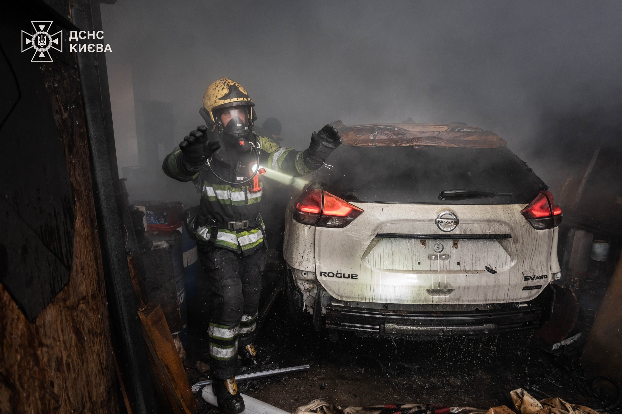 У столиці горіла СТО разом з машинами - фото 3