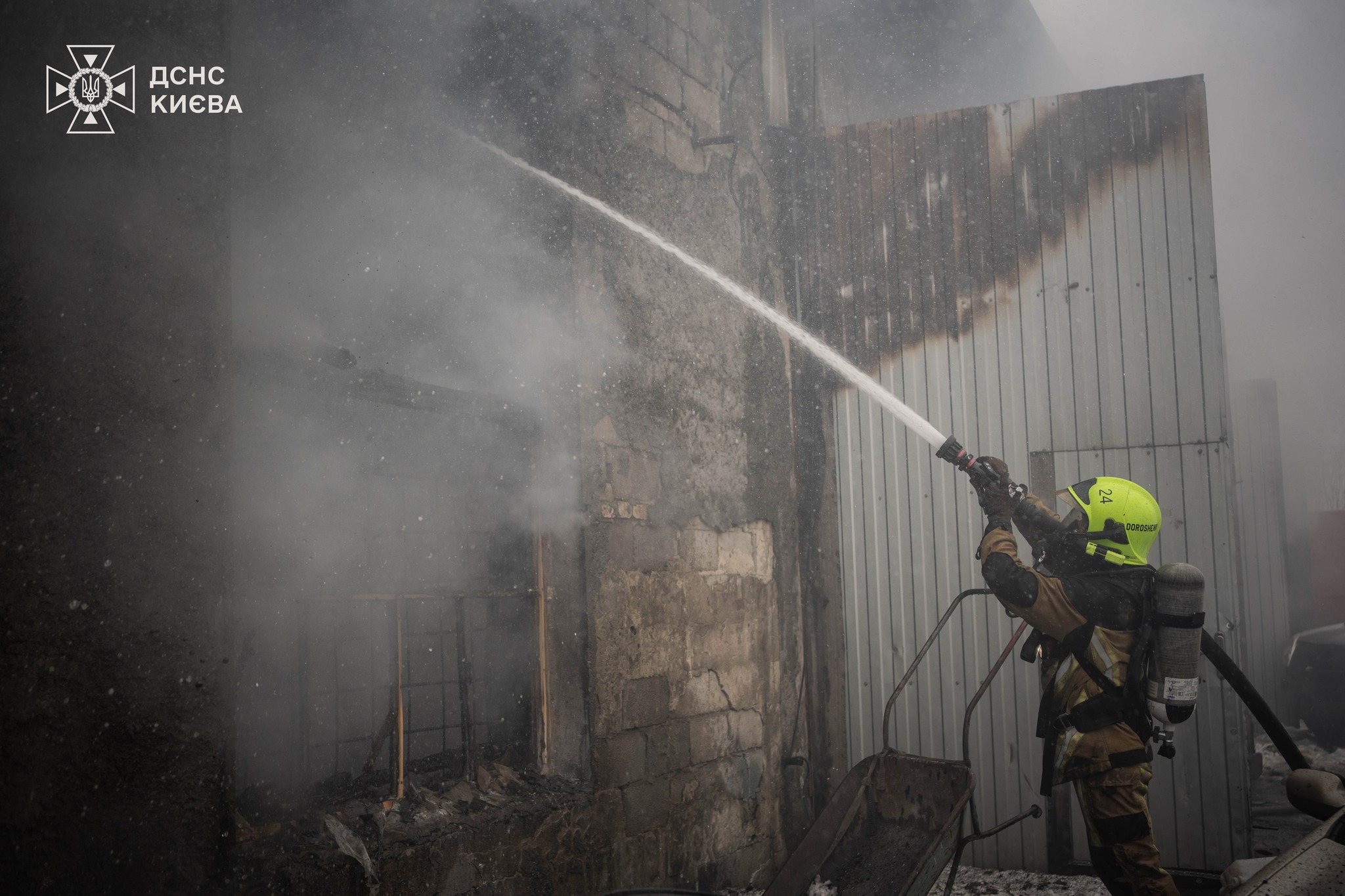 У столиці горіла СТО разом з машинами