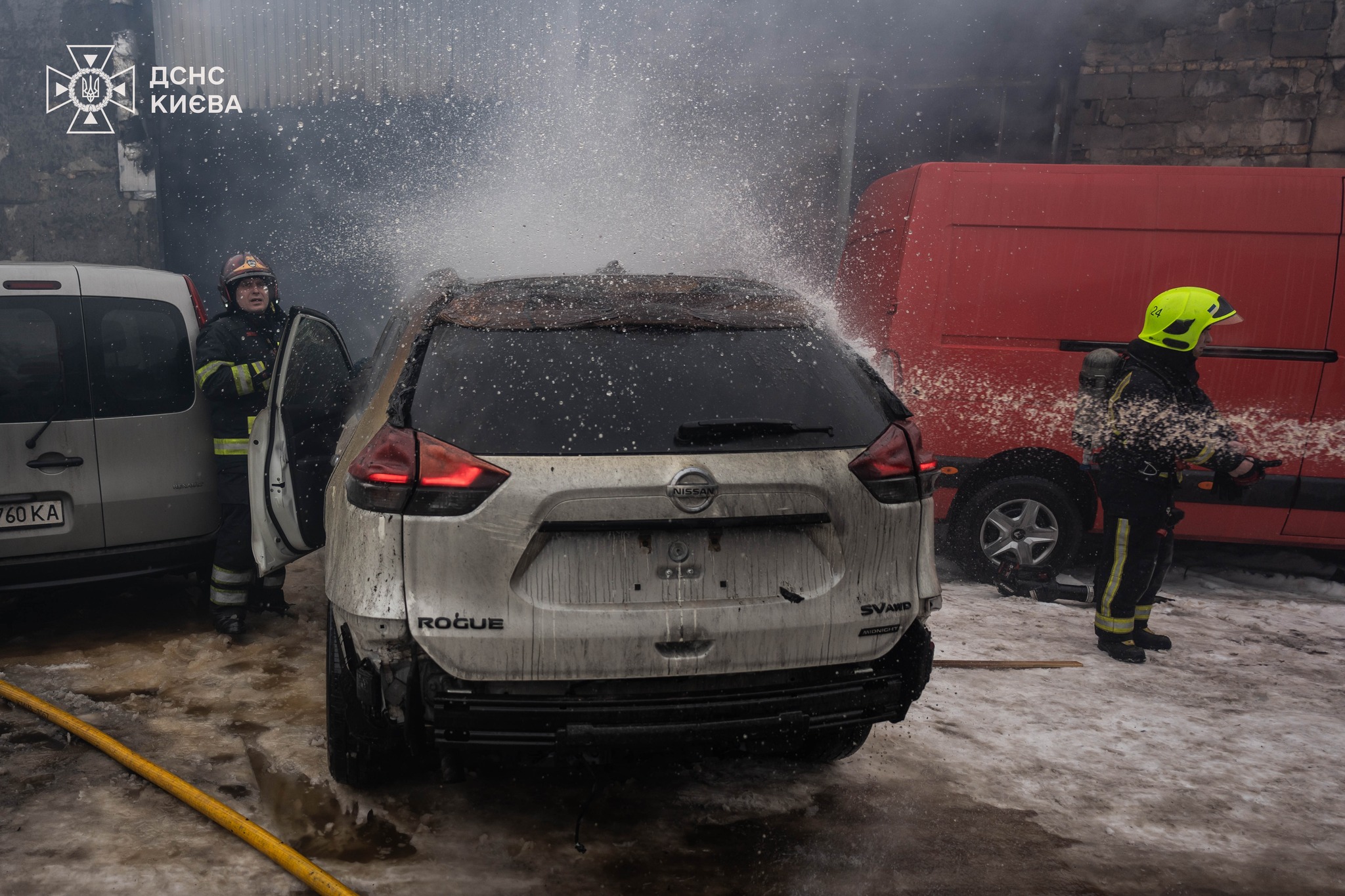 У столиці горіла СТО разом з машинами - фото 2