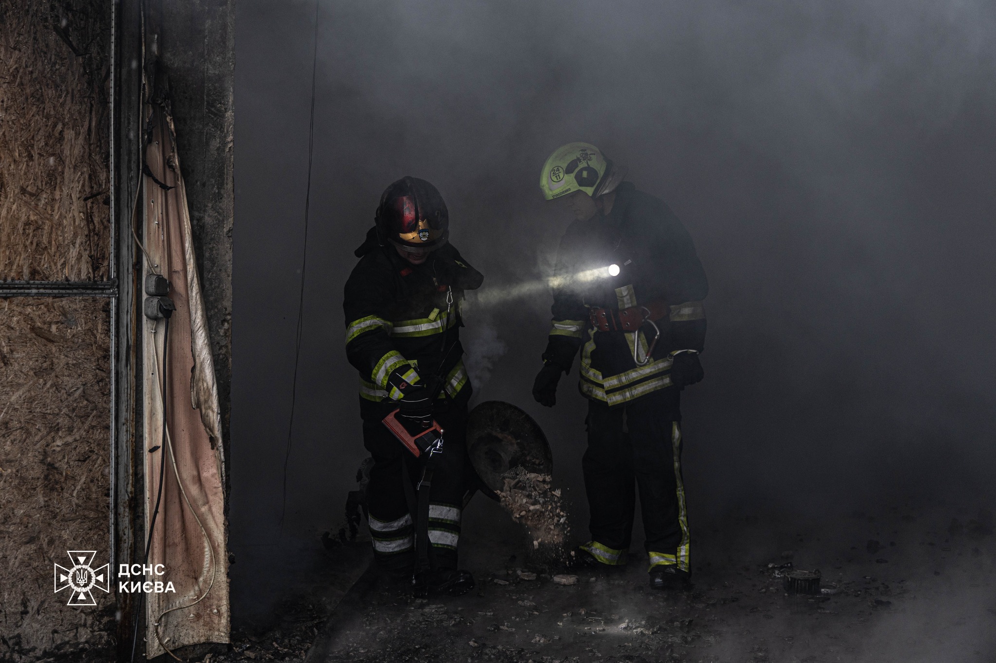 У столиці горіла СТО разом з машинами - фото 6