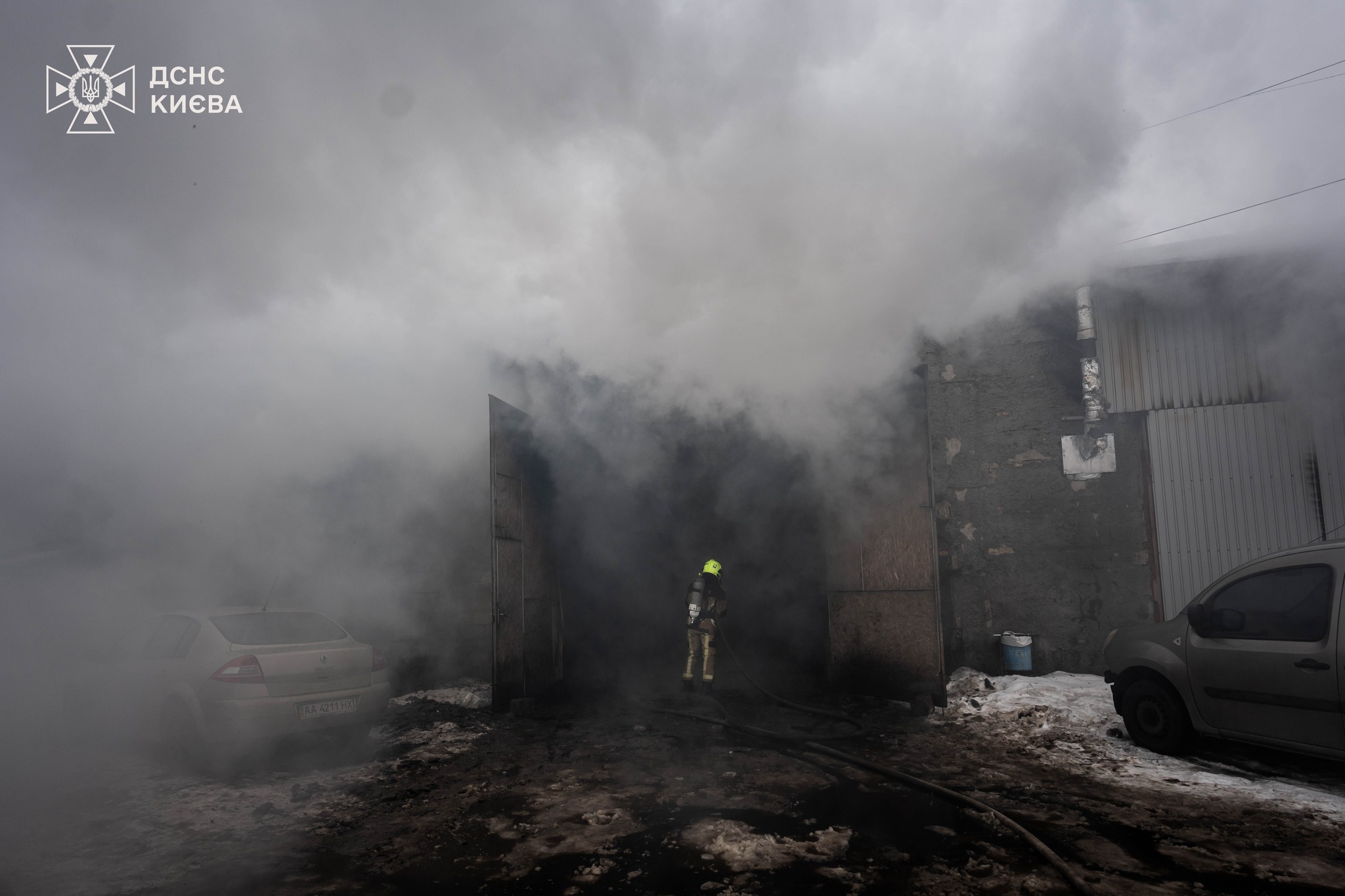 У столиці горіла СТО разом з машинами - фото 7